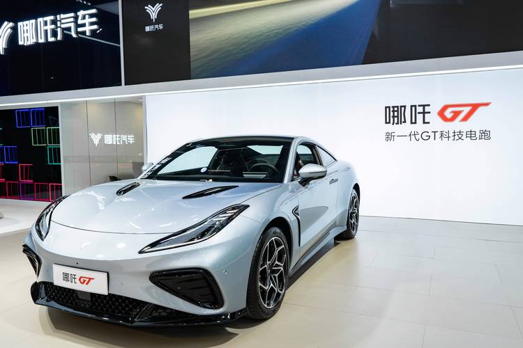 成都龙泉驿区悦妙华企业管理咨询哪吒汽车在智能汽车领域的表现，领途汽车在新能源汽车市场中的影响力